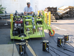 定制600吨液压提升系统，配备气动泵和独立控制装置